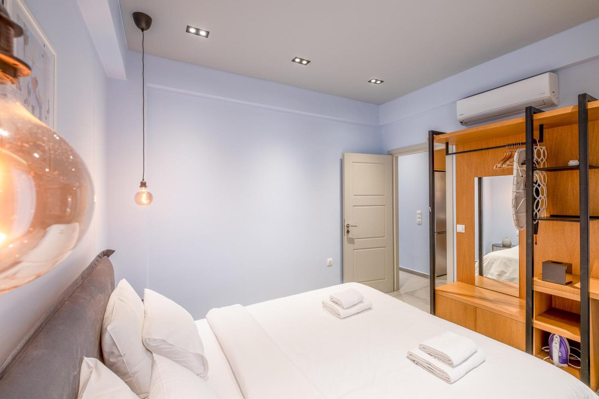 Sleek Plaka Retreat - Heart Of Athens