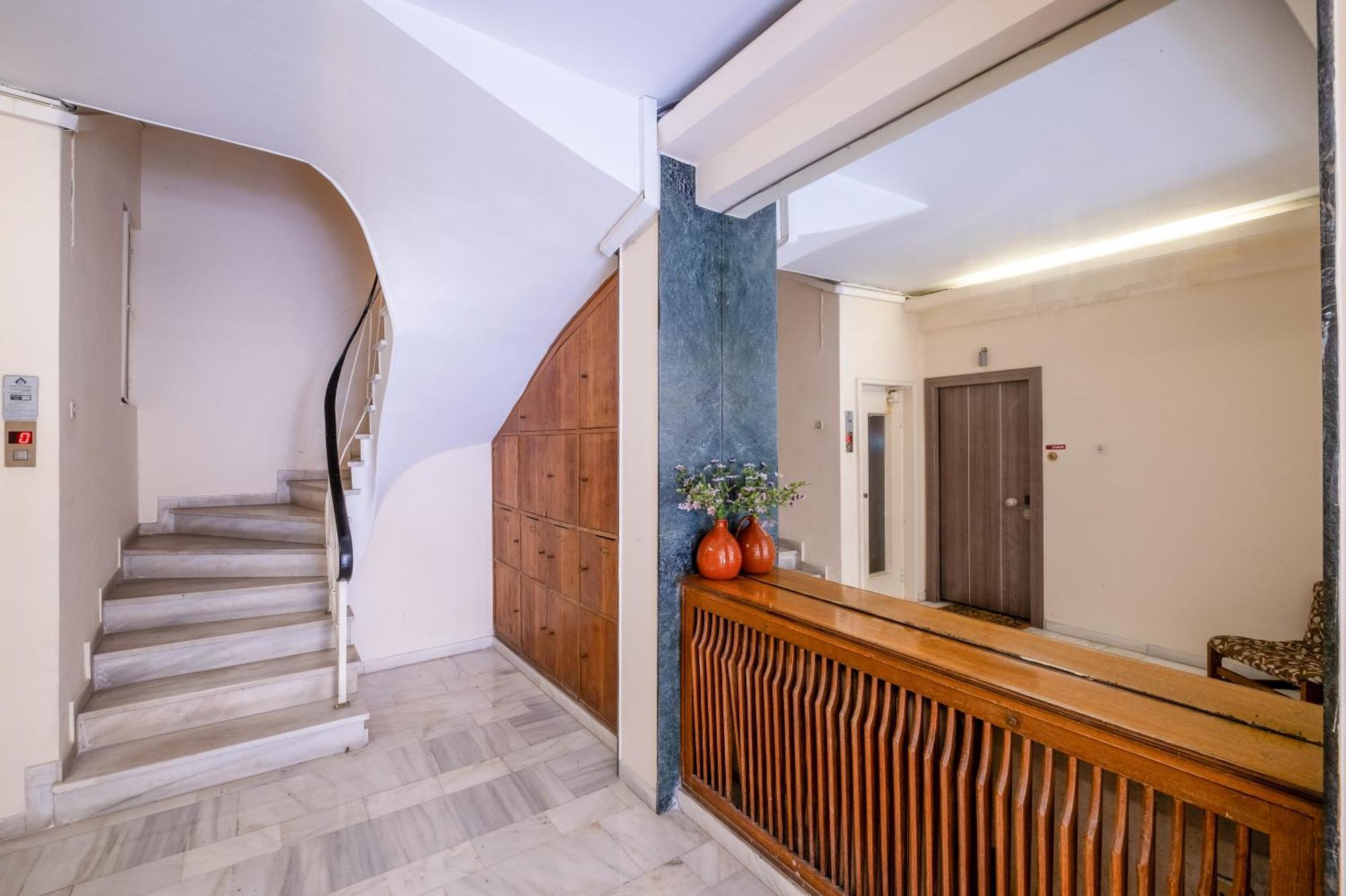 Sleek Plaka Retreat - Heart Of