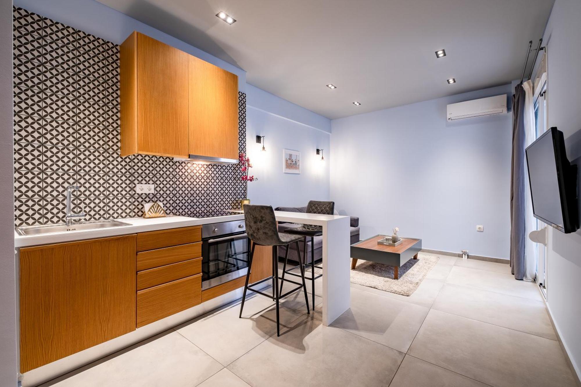 Sleek Plaka Retreat - Heart Of Apartment