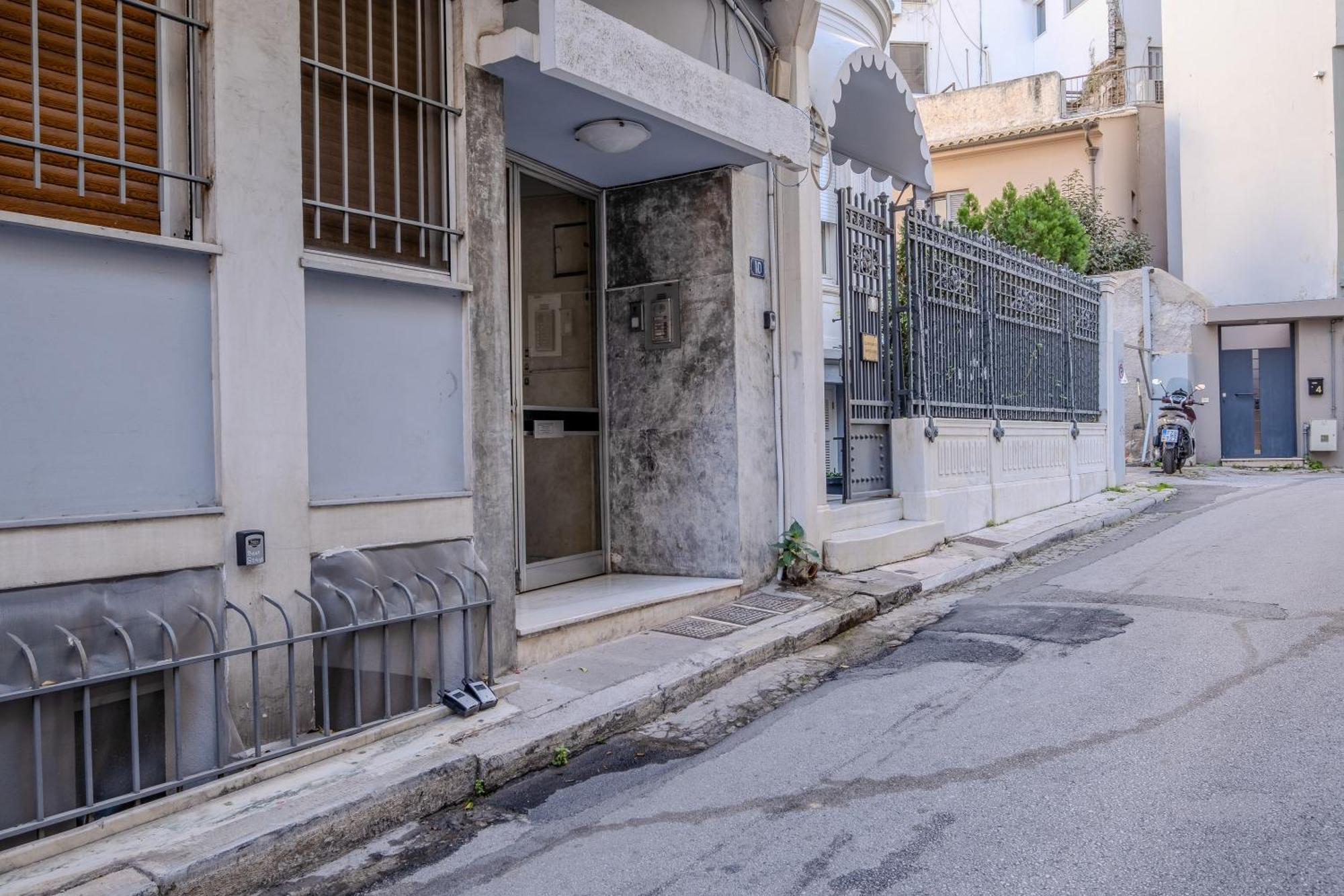 Apartment Sleek Plaka Retreat - Heart Of