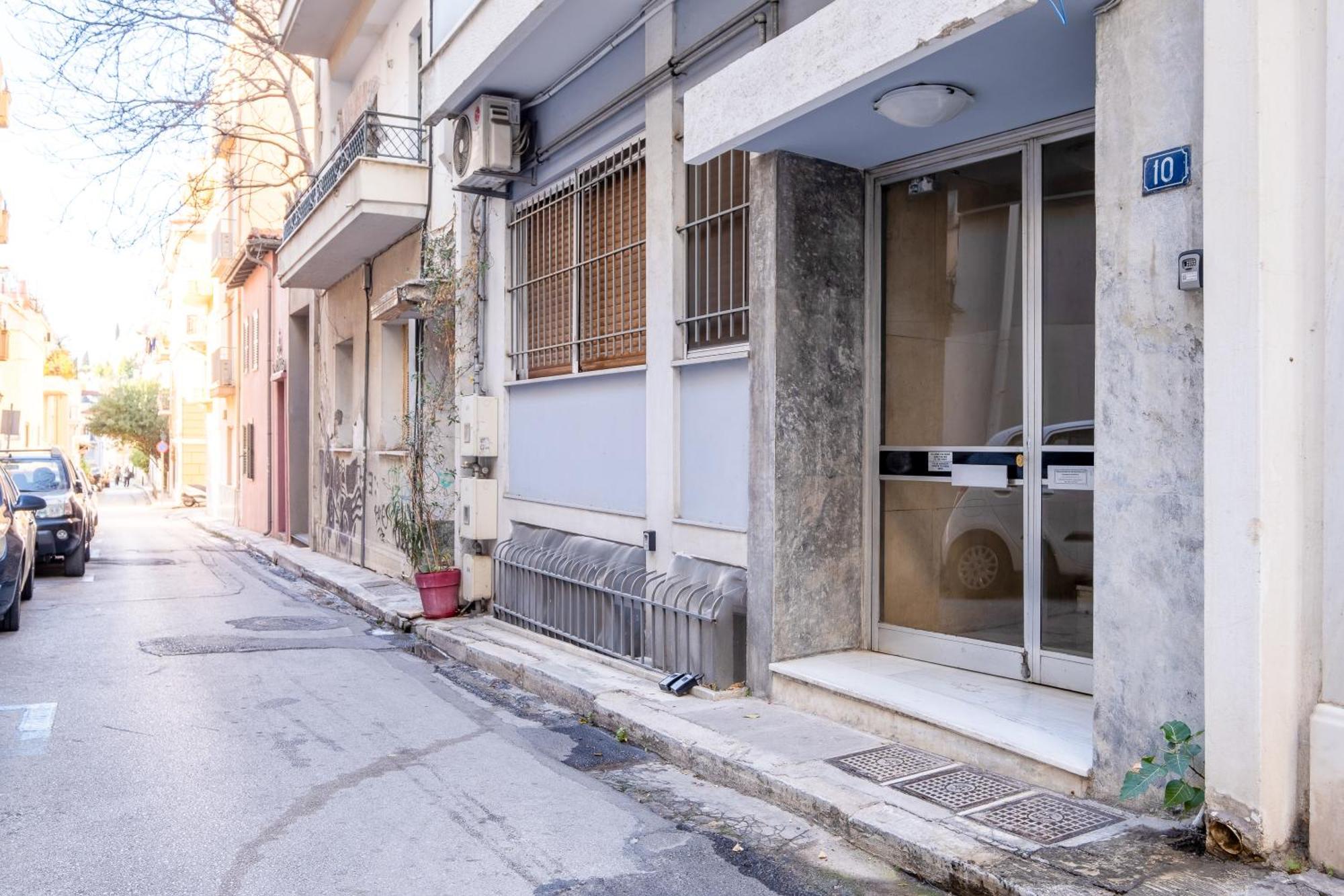 Sleek Plaka Retreat - Heart Of Apartment *